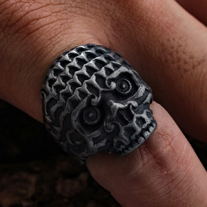 Makroaufnahme eines Vintage-Silberschädelrings mit Schuppen im Gothic-Design