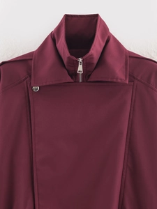 Détail de la veste bordeaux à col montant avec fermeture éclair argentée