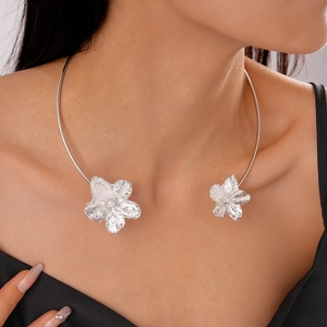 Detailaufnahme eines silbernen Blumen-Chokers mit strukturierten metallischen Blüten
