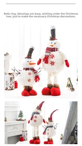 Détail de bonhommes de neige en peluche avec accessoires rouges pour décoration de Noël