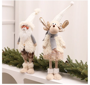 Dettaglio di bambole di peluche di Babbo Natale e Renna con texture a maglia e pini verdi