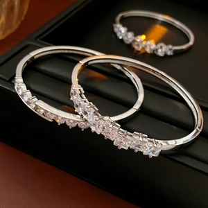 Détail d'un bracelet jonc argenté avec sertissage de zircons cubiques carrés brillants