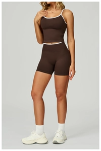 Ensemble de yoga marron deux pièces avec bordure blanche et short à taille haute sur modèle