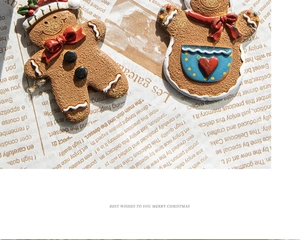 Détail macro d'ornements bonhomme de pain d'épices avec glaçage sur papier vintage