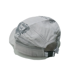 Dettaglio del cinturino regolabile e fibbia su cappello grigio in mesh con motivo a drago