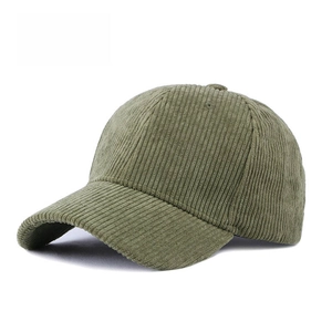 Détail d'une casquette de baseball en velours côtelé vert montrant sa texture douce
