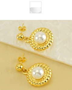 Dettaglio di orecchini a perla dorati con trama a spirale e design vintage elegante