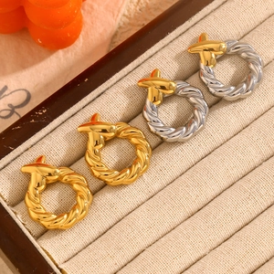 Boucles d'oreilles en acier inoxydable plaqué or 18 carats avec motif torsadé et croix X