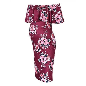 Détail de robe de maternité épaules dénudées avec encolure à volants et imprimé fleuri