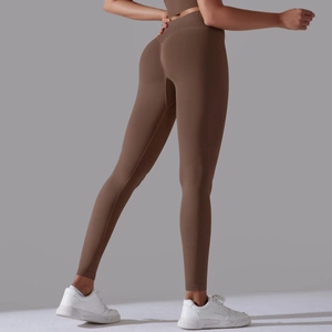 Nahaufnahme der nahtlosen braunen High-Waist-Yogahose mit Rippstrick und Push-Up-Effekt