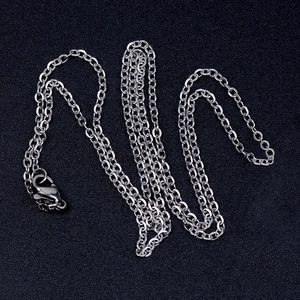 Détail d'un collier chaîne en acier inoxydable argenté avec un fermoir mousqueton sûr