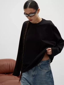 T-shirt nera minimalista a maniche lunghe in cotone vestibilità ampia per la moda autunnale
