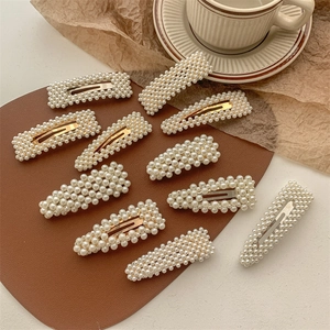 Coffret de barrettes à perles élégantes de formes variées sur fond cuir vintage