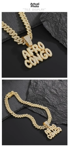 Dettaglio del ciondolo con lettere AFRO CONGO placcato oro e catena cubana con strass
