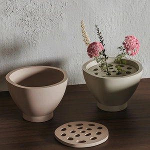 Minimalistische beige Ikebana-Schale mit Lochdeckel für Blumenarrangements