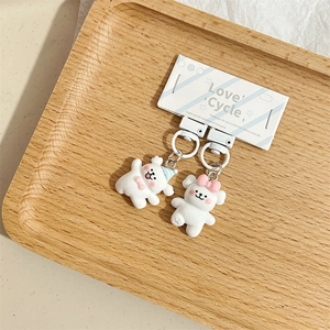 Dettaglio di simpatici portachiavi a forma di orso e topo con accessori per feste colorati