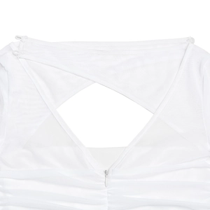 Détail du dos de la robe en maille blanche avec découpe et fermeture éclair