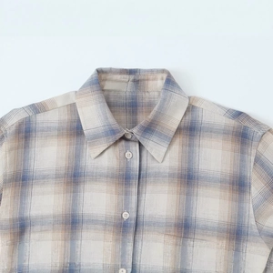 Camicia a quadri beige e blu dal taglio rilassato con maniche lunghe e colletto classico