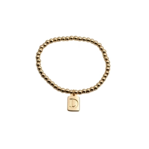 Élégant bracelet en perles dorées avec un pendentif rectangulaire en métal et la lettre D