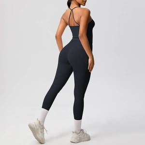 Détail des bretelles croisées sur une combinaison de yoga noire moulante