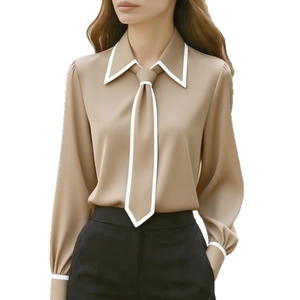 Chemisier femme automne en mousseline abricot avec bordures blanches et cravate chic