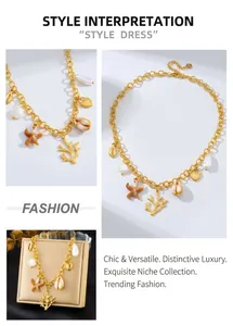 Détail du collier en acier inoxydable doré avec pendentifs étoile de mer et coquillages