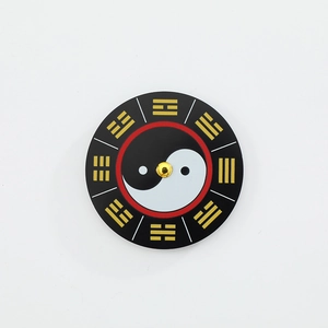 Traditionelles Tai-Chi-Bagua-Zifferblatt-Teil mit roten Akzenten und Goldmitte