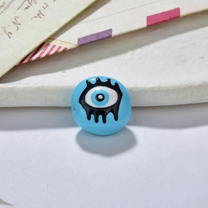 Himmelblaue runde Evil Eye Harzperle mit schwarzem Tropfeffekt für DIY-Schmuck
