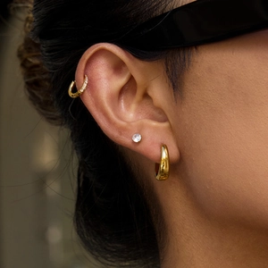Details von 18K vergoldeten Edelstahl-Ohrringen und Ear Cuffs im Stacking-Look am Model