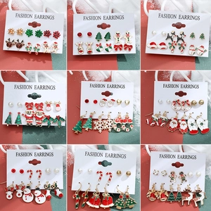 Set orecchini natalizi con fiocchi di neve alce e campane in layout festivo a nove griglie