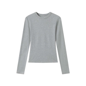 Vue détaillée de la texture du tissu gris doux d'un t-shirt à manches longues ajusté