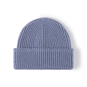 Berretto in maglia a costine spesse grigio lavanda per calore invernale e stile trendy