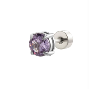 Dettaglio di un orecchino in acciaio argento con zircone rotondo viola brillante
