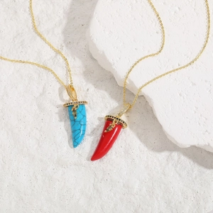 Ensemble de colliers pendentifs cornes de luxe en turquoise et résine rouge