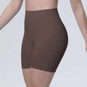 Détail du short de yoga sans couture à taille haute marron foncé avec effet gainant