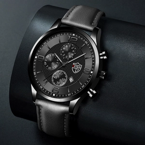 Vue macro d'un chronographe pour homme avec cadran gris texturé et dateur intégré
