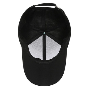 Dettaglio interno del cappellino da baseball nero classico con cuciture e fibbia in metallo