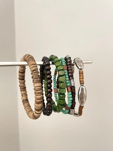 Detailansicht des 6-teiligen Boho-Armband-Sets mit Holzperlen und ethnischen Anhängern