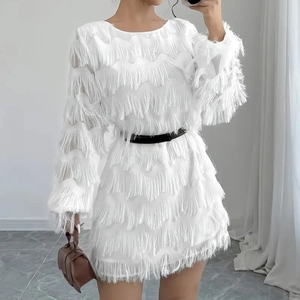 Robe courte blanche à manches longues avec couches de franges et une encolure ronde