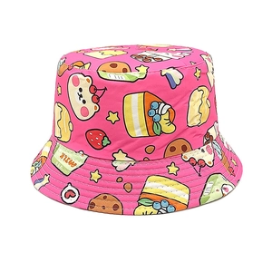 Dettaglio di un cappello a secchiello rosa con motivi di orsetti e torte alle fragole