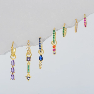 Ensemble de boucles d'oreilles dorées avec pendentifs en zircone colorée style bohème