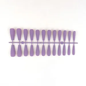 24 faux ongles extra longs ballerine violet mat de différentes tailles sur support