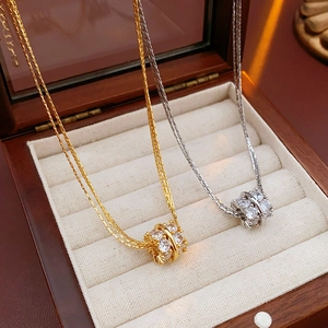Detail von gold- und silbernen Halsketten mit Zirkonia-Anhängern auf Samt
