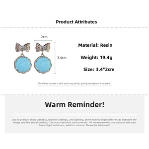 Detail view of light blue resin earrings with bow, size 3.4x2cm and weight 19.4g