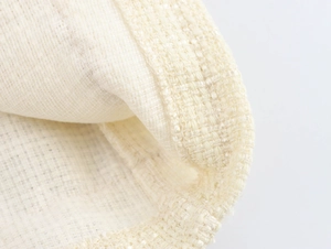 Gros plan sur la texture élégante du tissu tweed blanc cassé avec tissage détaillé