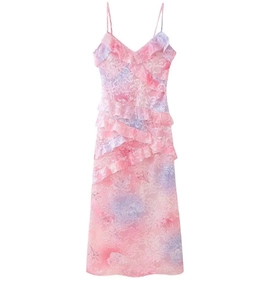 Détail de la robe florale rose et violette avec bords festonnés et dentelle