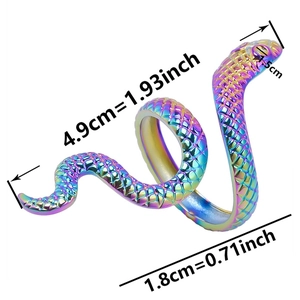 Gros plan de la bague serpent en acier arc-en-ciel avec texture d'écailles et dimensions