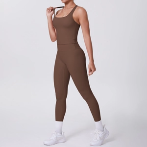 Détails de l'ensemble de sport marron foncé sans couture avec haut dos nageur et legging