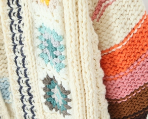 Gros plan du motif crochet granny square fait main avec des textures de fils tricotés