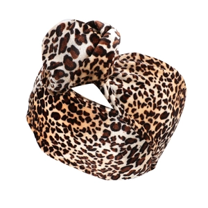 Detail eines Samt-Stirnbands mit Leopardenmuster und einem modischen Turban-Knoten
